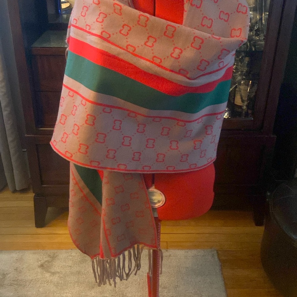 Stylish Red and Green Patterned Scarf